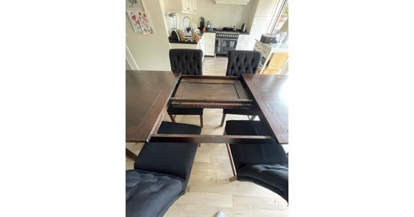 Uitschuifbare (van 2 naar 3 meter) donker eiken tafel