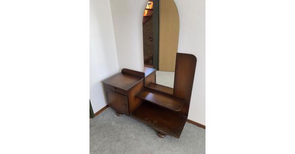 Oud kastje met spiegel