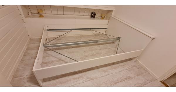 Ikea bed frame (twijfelaar 200x140) + hoofdplank 10 cm breed