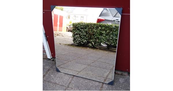 Spiegel met houten achterkant