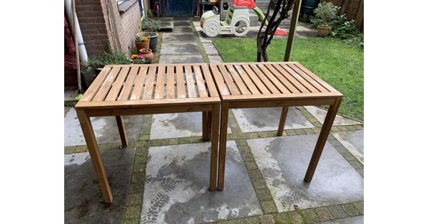 Twee tuintafels