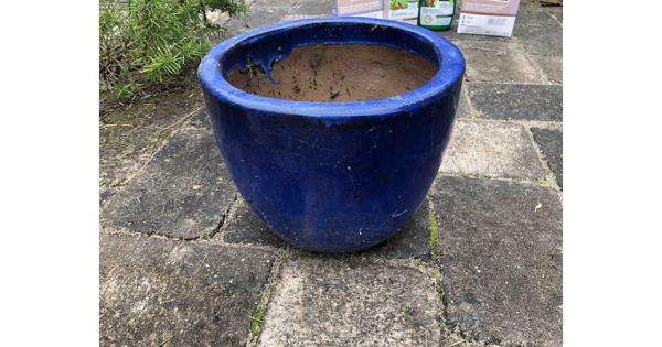 Een grote blauwe terracotta plantenpot