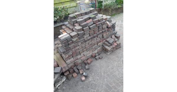 Sierbestrating  circa 12m2 koppelstones en 1,5m2 klinkers