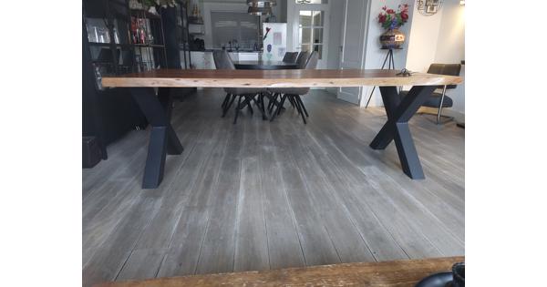 Eettafel met stalen poten