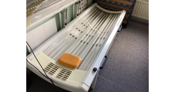 Zonnebank met 24 lampen waarvan 2=defectben onderla