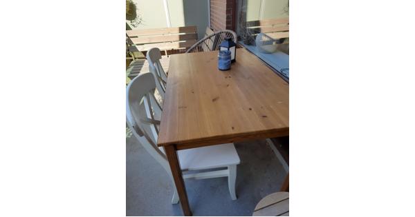 Tafel en eetkamerstoelen