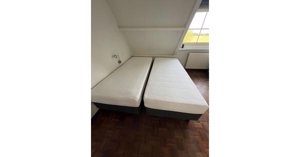 2x boxspring onderstel + matras - gratis af te halen