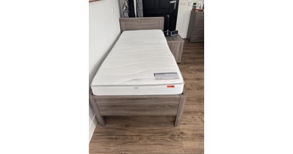 Bed met electrische lattenbodem