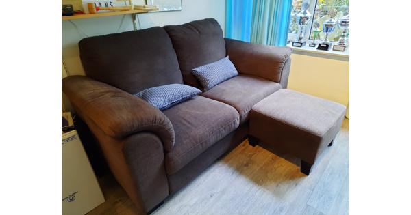 Nog mooie bruine 2 zits bank met hocker