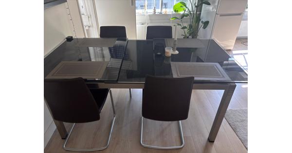 Eettafel van glas en RVS