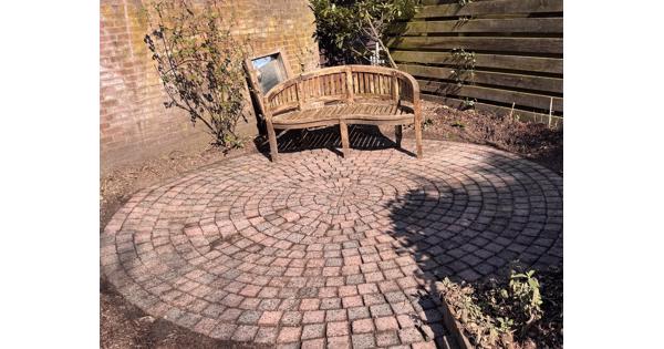 Klinkers gekleurd in cirkelvorm