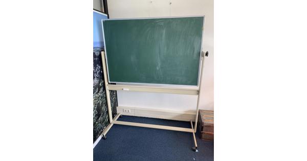 Vintage schoolbord zelfstandig staand. Hoogte 180 cm, breed 150 cm. 