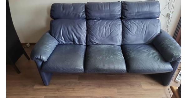 Heerlijke blauwe 3 zitsbank. Lijkt gemaakt om heerlijk liggend op te relaxen