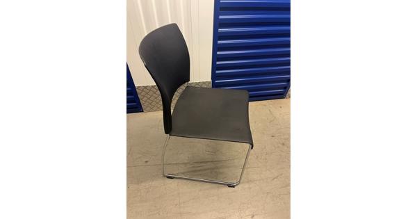 23 stapelbare stoelen