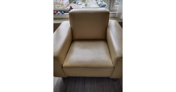 twee leren stoelen