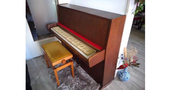 Piano met verstelbaar pianobankje