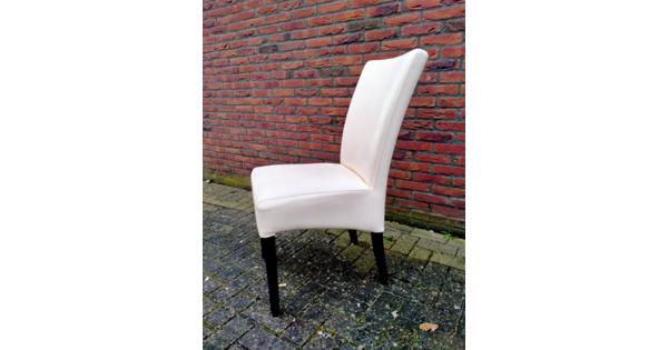 Praktische tafel met 4 stoelen