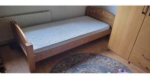 Aangeboden Houten bed 90 bij 200