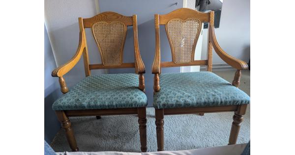 2 mooie stoelen. Eventueel opknappen 