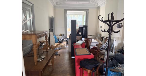 Meerdere tafels en andere meubels