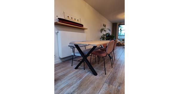 Tafel steigerhouten planken, metalen onderstel 