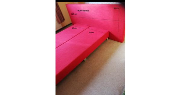  Rood gestoffeerd bed