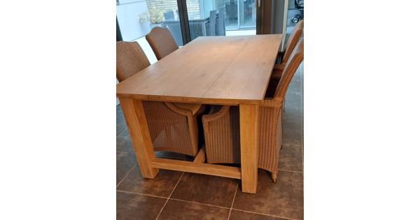 Houten eethoek van dik eiken fineer met 4 rieten stoelen.