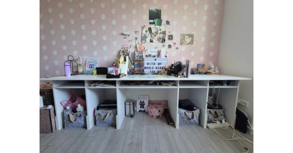Bureau wit