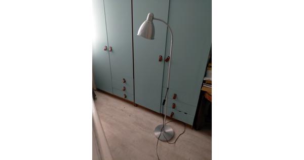 Lamp staand met paar deukjes