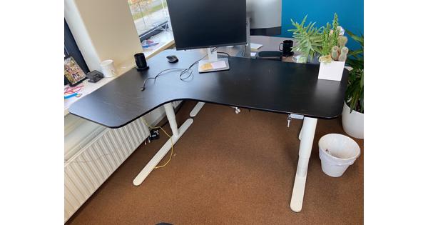 2 Grote elektrisch verstelbare bureaus