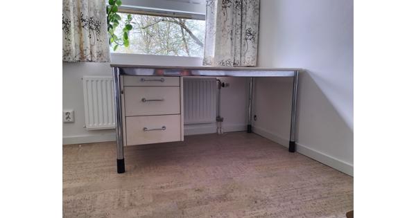 Bureau met demonteerbaar en afsluitbaar ladenblok 