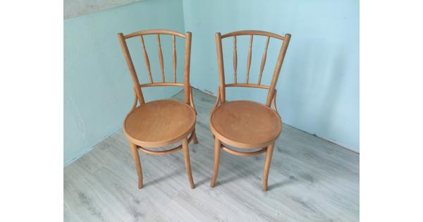 Twee houten stoelen