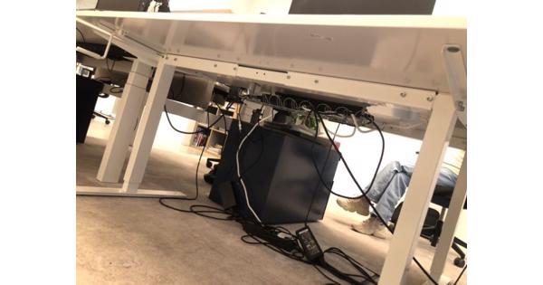 8 Stabureaus (electrisch en manueel) op te halen (morgen!)