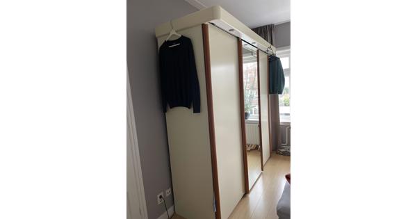 Kledingkast met schuifdeuren