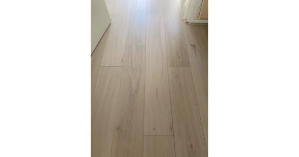 Licht grijze laminaat vloer