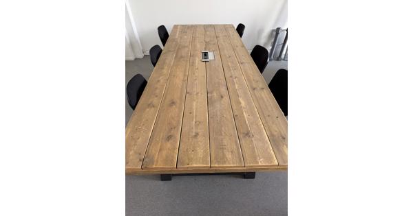 houten tafel met media/elektra doorvoer