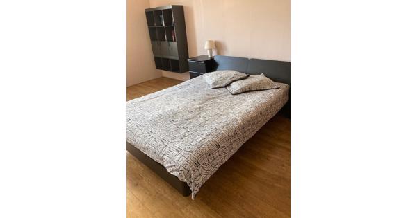 2-pers bed in zwart hout met nachtkastjes