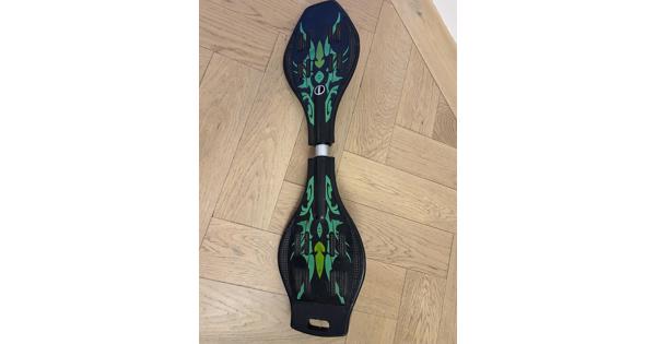 Waveboard, met 1 wieltje dat vervangen moet worden