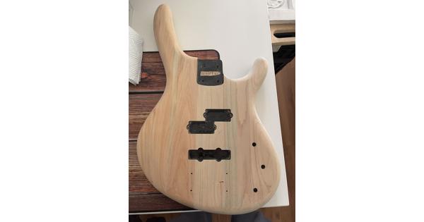 Gezocht: Basgitaar, mag defect of beschadigd zijn.