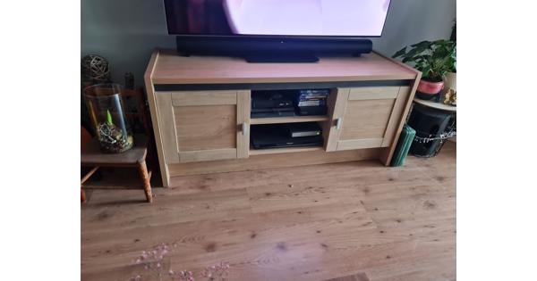 Wie kan ik blij maken met deze tv kast