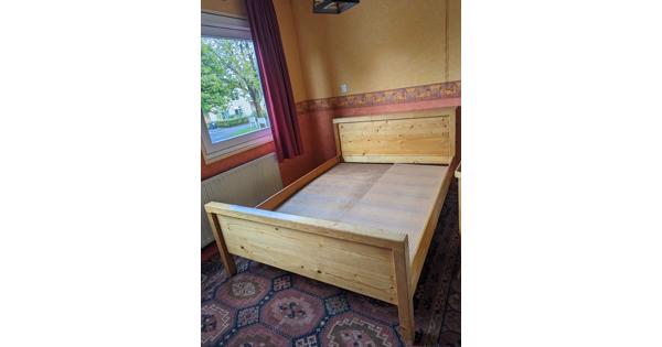 Handgemaakt vurehouten bed
