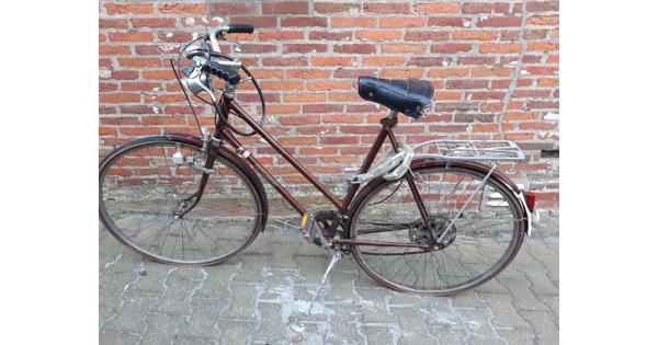 Oude sportfiets, op te knappen met nieuwe banden