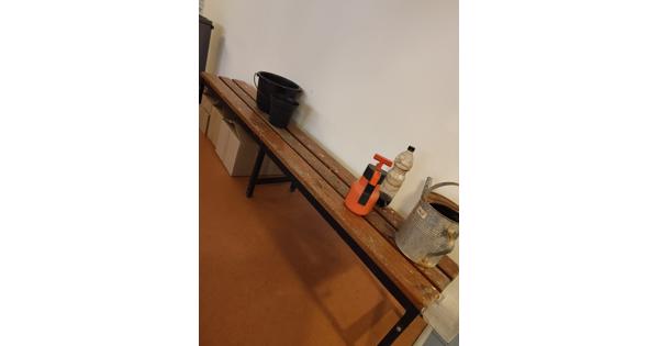 Bankje van metaal en hout