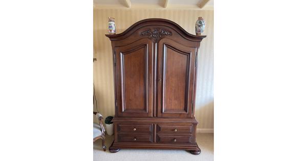 Massief eiken kast. Bestaat uit 2 delen.