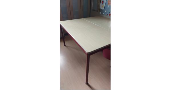 2 stevige tafels 70 bij 1.40