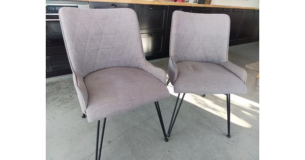 Twee gestoffeerde eetkamerstoelen
