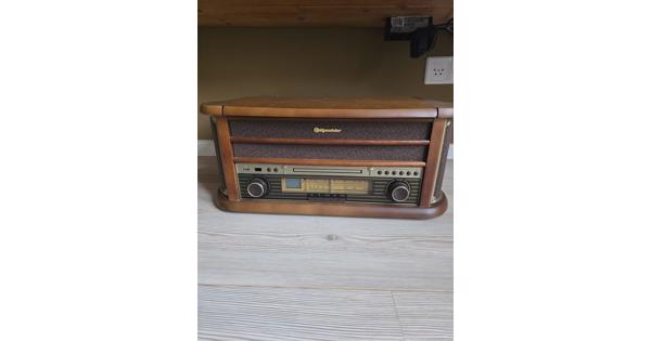 Platenspeler met radio in 1.