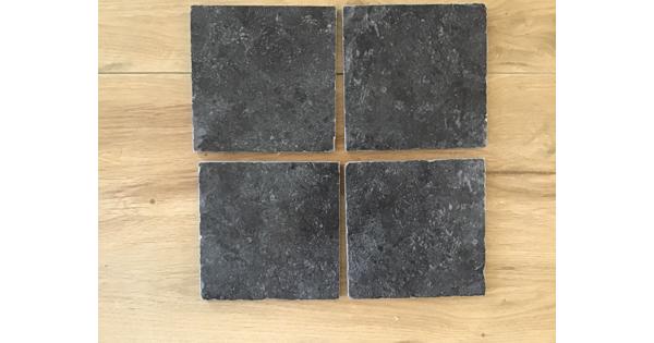 2 vierkante meter hardstenen zwartgrijze  tegels 15x15 1 cm dik 