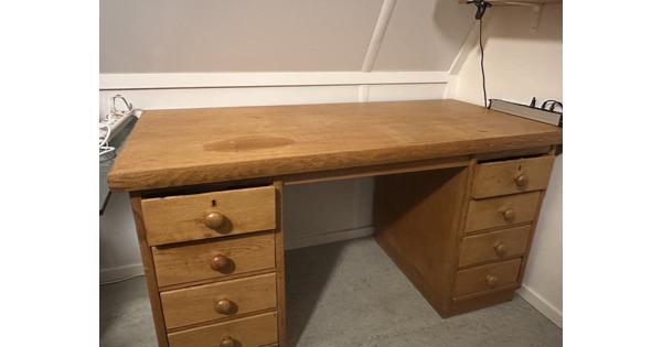 Houten bureau, 8 laden en een bureaustoel
