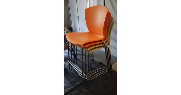 4 comfortabele barstoelen.